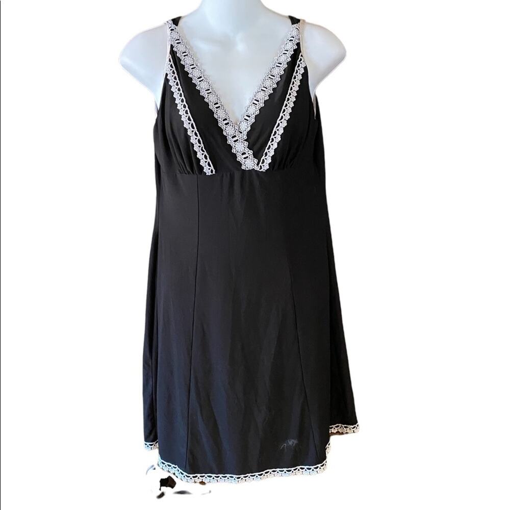 Delicates Womens Size Medium Black and White Short Gown